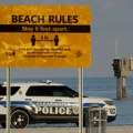 Otišao na plažu da se okupa, a zbog onoga što je izvukao iz mora policija je odmah reagovala