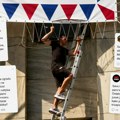 Opasan performans Save Manojlovića: baner mogao da padne na prolaznike