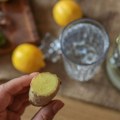 Ovaj napitak je novi viralni trend: Proveravamo da li influenseri s pravom tvrde da je "recept" za ravan stomak