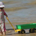 Bezbednost dece na plaži: Kako sprečiti toplotni udar i povrede