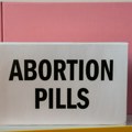 "AbortOmat" u centru Varšave: Aktivisti otvorili roze paketomat za pilule za abortus