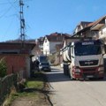 Meštani naselja Garić u Prokuplju za petak najavili protest zbog teških kamiona koji im oštećuju ulicu i kuće