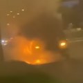 Buktinja kod mosta "Duga" u Novom Sadu! Vatra "guta" vozilo, crni dim se širi na sve strane (video)