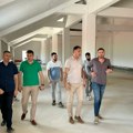Gradonačelnik Biševac i ministar Memić obišli radove na dogradnji hotela na Atletskom stadionu u Novom Pazaru
