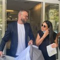 (Video) Kiti muzičare ispred porodilišta: Danijel Alibabić sa ženom i ćerkom napustio porodilište: "Što se slavilo -…