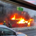 Gori autobus na Brankovom mostu: Kulja crni dim! Vatrogasci na terenu, saobraćaj obustavljen (video)