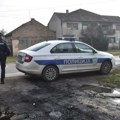 Jeziv sudar pežoa i BMW u Obrenovcu, jedna osoba poginula: Od siline udarca oba automobila probila ogradu dvorišta (video)