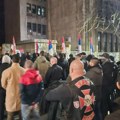 Pripadnici neonacističke grupe obeležili godišnjicu smrti Milana Nedića, nešto dalje građani protestvovali zbog skupa…