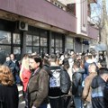 Studenti i mladi čekaju isplate ispred Poštanske štedionice u Severnoj Mitrovici