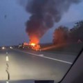 Vatra guta kamion Strašan prizor na auto-putu Novi Sad – Beograd Prolaznici u šoku snimaju, ali niko da stane i ponudi…
