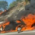Zapalio se automobil kod Šimanovaca: Velika vatra progutala vozilo, crni dim kulja na sve strane (foto)