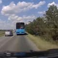 ВИДЕО: Замало директан судар аутомобила приликом претицања аутобуса на путу Нови Сад - Темерин
