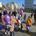 Ljubičasti baloni nad Zrenjaninom: za male divove koji nisu izvojevali svoje bitke