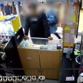 Lopov "operiše" na Novom Beogradu: Traži da pogleda telefone, pa ih uzme i pobegne