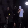 Devojka se zaletela na binu tokom devitovog nastupa, iscepala majicu pa celom Ušću pokazala grudi! Obezbeđenje je sklanjalo…