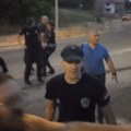 Muškarac na blokadi kružnog toka u mestu Krćevac pozvao okupljene da izađu na put, policija ga odvojila (VIDEO)