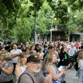 Španski list: Devojke i žene u prvim redovima građanske bune u Srbiji