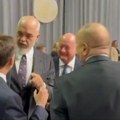 "Rama, ti si kreten! Sram bilo i tebe i Makrona!": Premijer Albanije žestoko kritikovan zbog šale o Trampu (video)