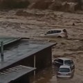 (Video) Bujice nose kola, voda nekontrolisano prodire! Apokaliptične scene iz popularnog balkanskog letovališta: Raste broj…