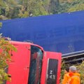 Vozač šlepera sleteo s puta u Srbiji, pa ostao zarobljen 12 sati: Oni ga sasvim slučajno našli, bio na izmaku