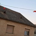 Svi gledaju i trljaju oči! Scena iz Apatina zbog koje se ljudi osvrću, neko pokušava da se ušunja preko krova (foto)