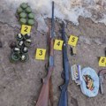 U stanu na Paliluli pronađeno osam ručnih bombi i arsenal oružja, uhapšen muškarac