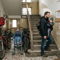 "Kako svaki dan da nosim i bebu i kolica na 5. sprat?!" Beograđanin u šoku zbog naredbe upravnika zgrade, a evo šta o svemu…