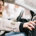 Zašto vozači stišavaju radio dok se parkiraju? Mozak tada pokušava da "oslobodi prostor" za važniji zadatak
