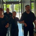 Ne može da govori, jeca na sav glas: Mala Cana stigla na komemoraciju Andriji Bajiću, komšije je pridržavaju