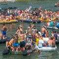 U toku je najveća žurka na vodi: Drinska regata u Bajinoj Bašti (video)