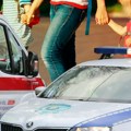 Мајке са децом пале свеће: Потресан призор на шеталишту у Краљеву где је бахати возач покосио девојчицу (5)