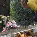 Majke sa decom pale sveće: Potresan prizor na šetalištu u Kraljevu gde je bahati vozač pokosio devojčicu (5)