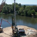 Počelo pobijanje šipova za novi most preko Velike Morave kod Svilajnca (video)