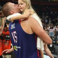 Nikola Jokić ispoštovao tradiciju, posle stotke protiv Islanda prišao svojoj porodici, ćerka je prva došla