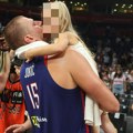 Nikola Jokić ispoštovao tradiciju, posle stotke protiv Islanda prišao svojoj porodici, ćerka je prva došla