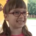 Sećate li se devojčice koja je rekla "Izmislila sam je"? Deset godina kasnije ponovila je čuvenu pesmicu