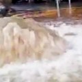 Havarija u Aranđelovcu! Voda iz kanalizacije šiklja na ulicu, scene dramatične: "Širi se jak smrad"