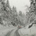 Sneg do pet centimetara na putu preko Divčibara, voditi računa zbog magle i poledice