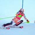 Jezivo: Jedna od najboljih skijašica sveta pala, zakucala se u ogradu, pa ostala nepomično da leži