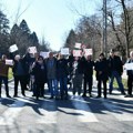 Grupa raseljenih Srba sa Kosova protestovala ispred ambasade SAD u Beogradu