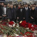 Predstavnici diplomatskog kora položili cveće na mestu terorističkog napada u Moskvi (FOTO)