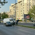 Crna tačka na Novom Beogradu: Sudarili se kombi i automobil na mestu gde ne prođe dan da ne dođe do udesa (foto)