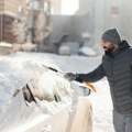 Evo kako najlakše da odledite staklo automobila i očistite vozilo od snega: Jedan potez mnogi koriste, ali je potpuno…