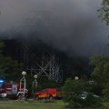 Prve fotografije sa lica mesta: Požar još besni u zgradi bolnice, građani odmah da napuste zonu opasnosti