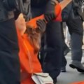 (Video) Uhapšena devojčica (13), policija nemilosrdna u razbijanju protesta Nemci u ponoj opremi zavode red bez trunke milosti…