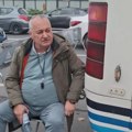 Lider DS se lisicama vezao za autobus u znak podrške autoprevozniku iz Novog Sada