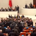 Tuča u Turskom parlamentu trajala 10 minuta! Nakon toga usvojena dva zakona! (video)