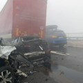 (Foto, video) Jeziv lančani sudar na auto-putu: Više vozila se zakucalo u šleper sa raznih strana, "audi" smrskan kao limenka…