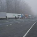 Nastavljene blokade 17 graničnih prelaza: Kamiondžije i dalje zaustavljaju teretni saobraćaj