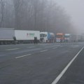 Настављене блокаде 17 граничних прелаза: Камионџије и даље заустављају теретни саобраћај